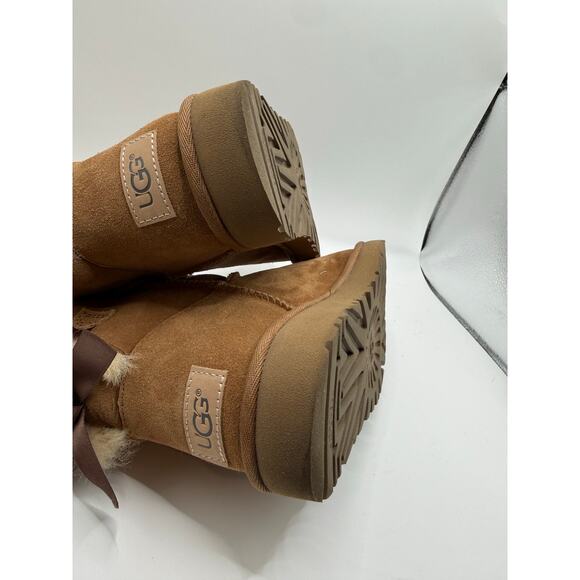 UGG women’s Bailey bow boot size 6 main image 4